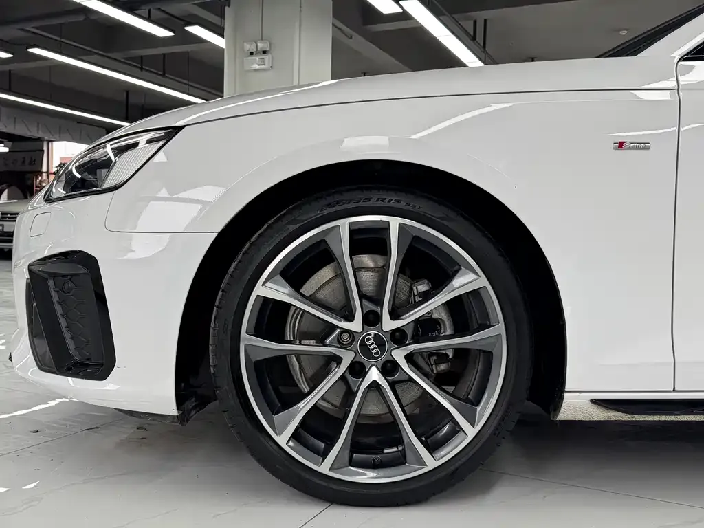 Audi A4L 2023 из CN, фото 6