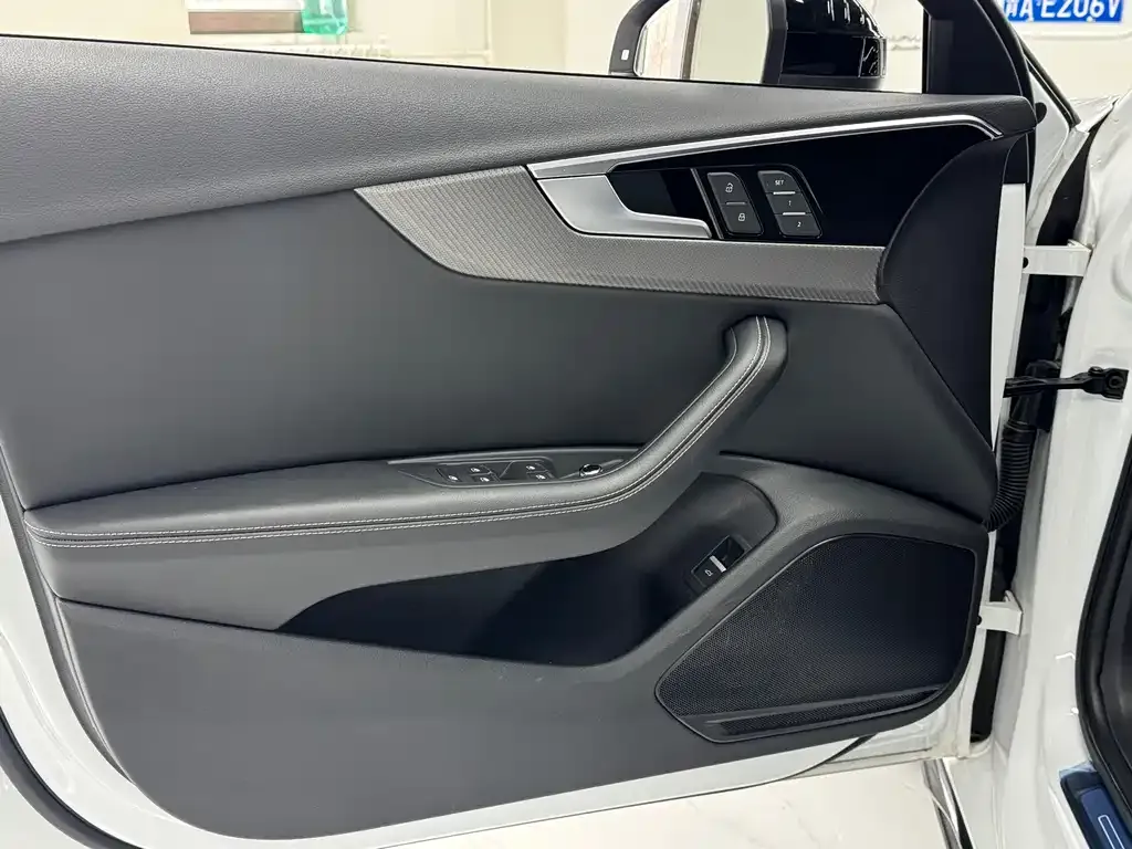 Audi A4L 2023 из CN, фото 8