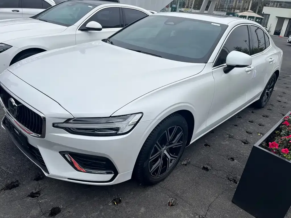 Volvo S60 — фото 1