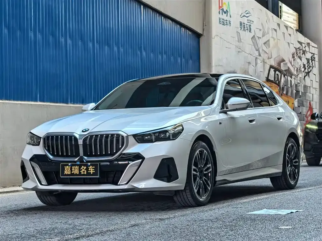 BMW 5 Series — фото 1