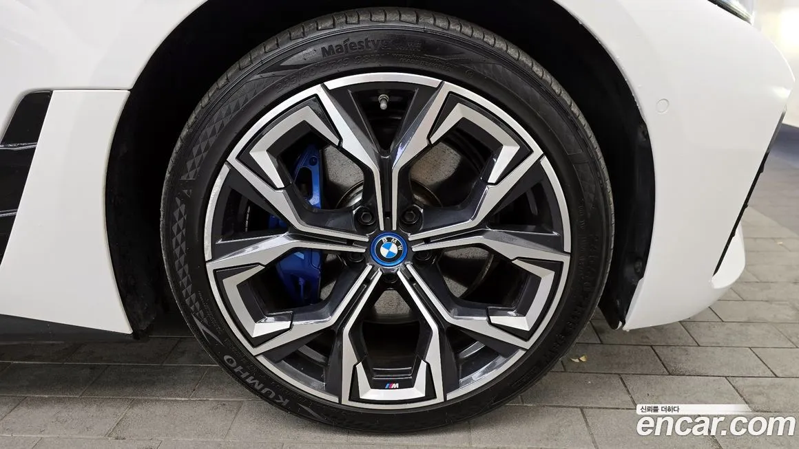 BMW i4 — фото 8