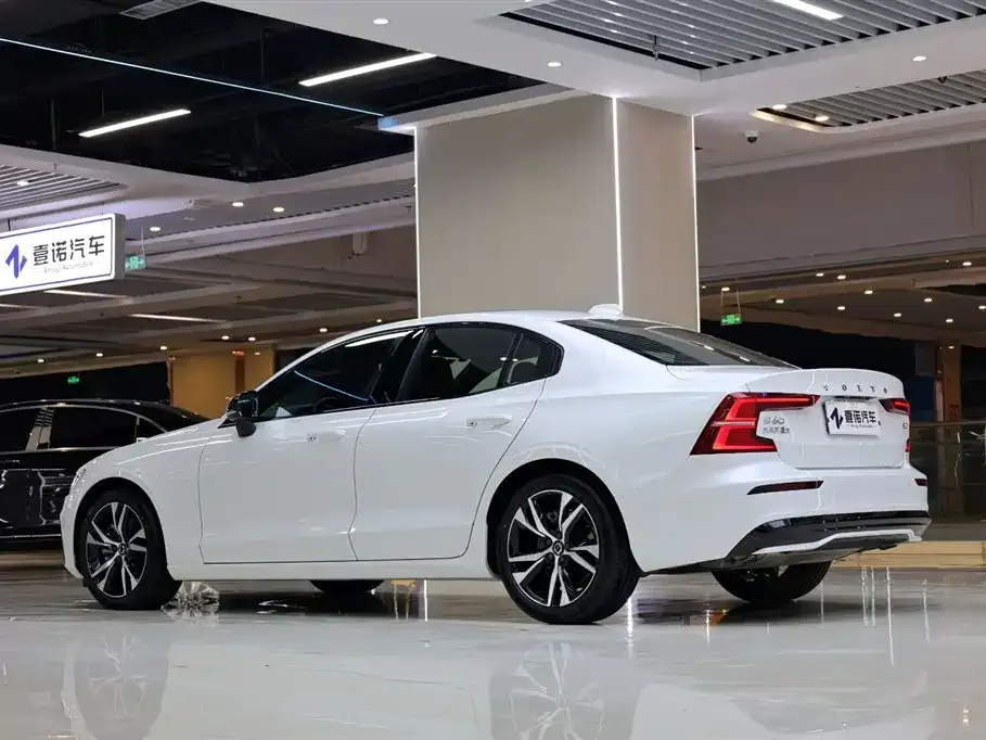 Volvo S60 — фото 10