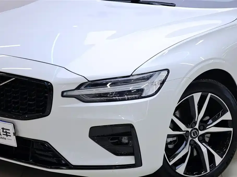 Volvo S60 — фото 9