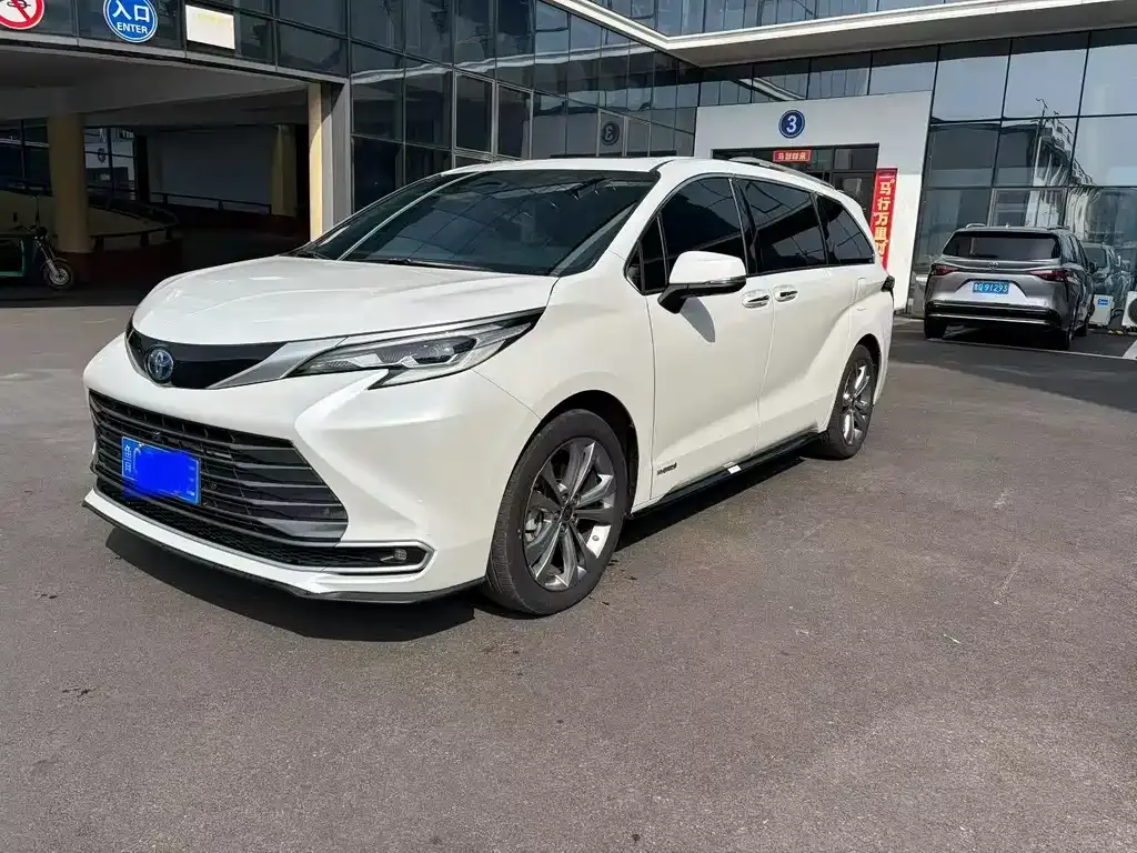 Toyota Sienna — фото 1
