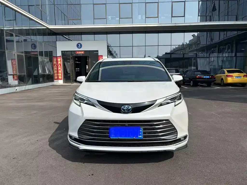 Toyota Sienna — фото 3