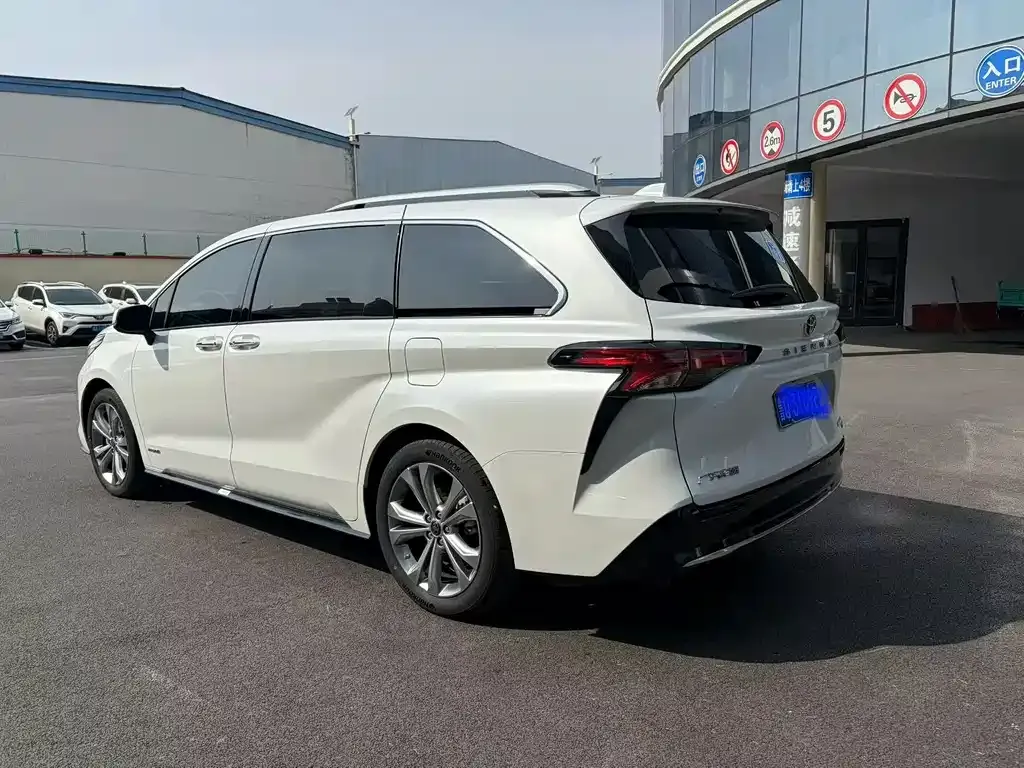 Toyota Sienna — фото 5