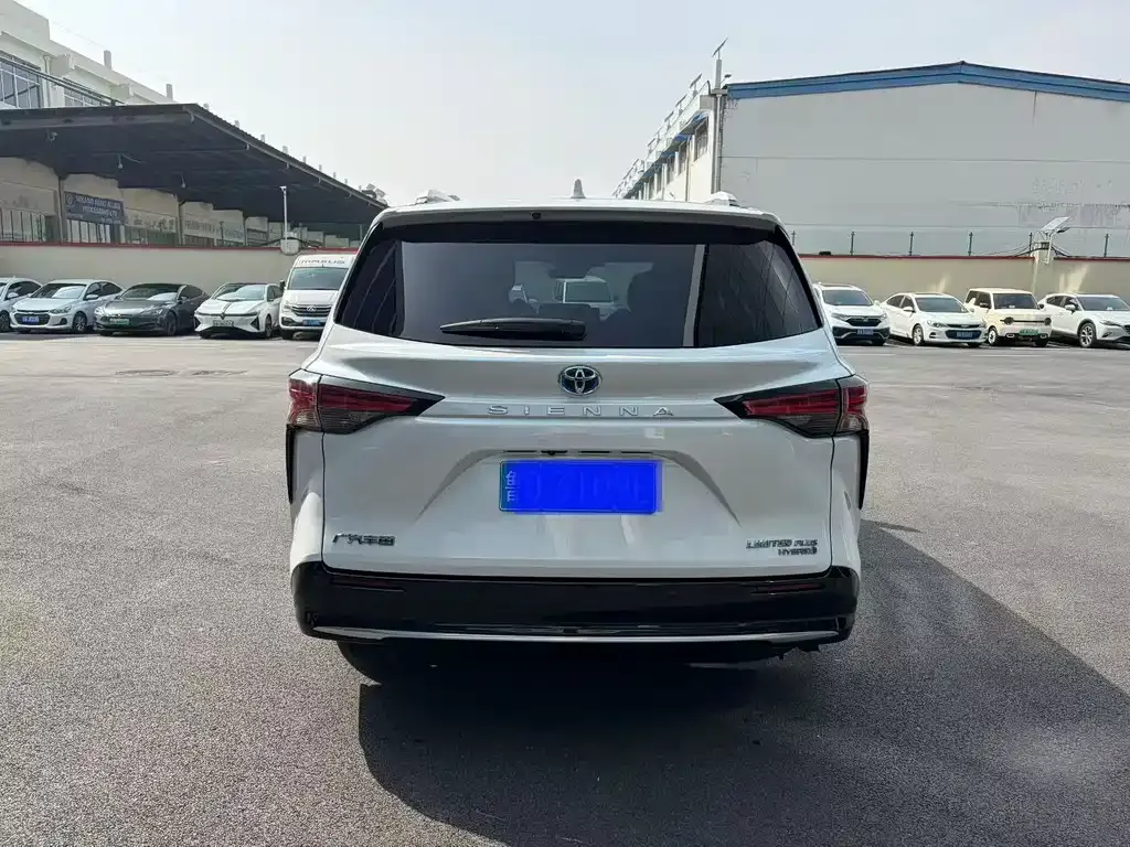 Toyota Sienna — фото 2
