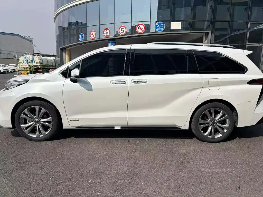 Toyota Sienna — фото 7