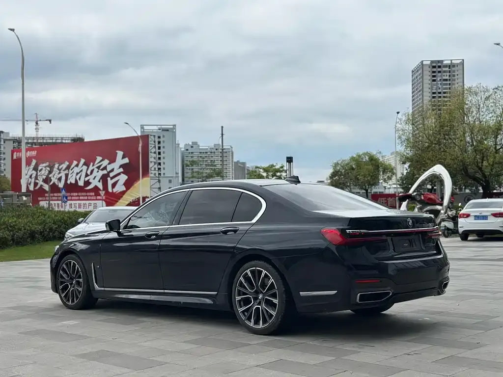 BMW 7 Series — фото 10