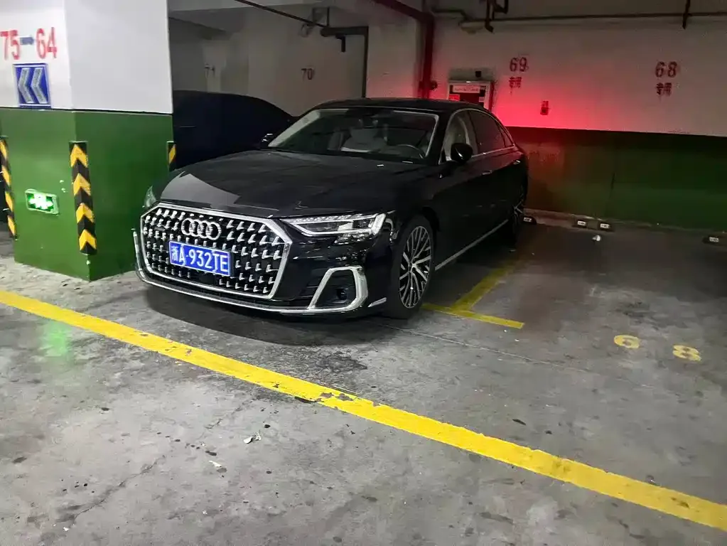 Audi A8 — фото 1