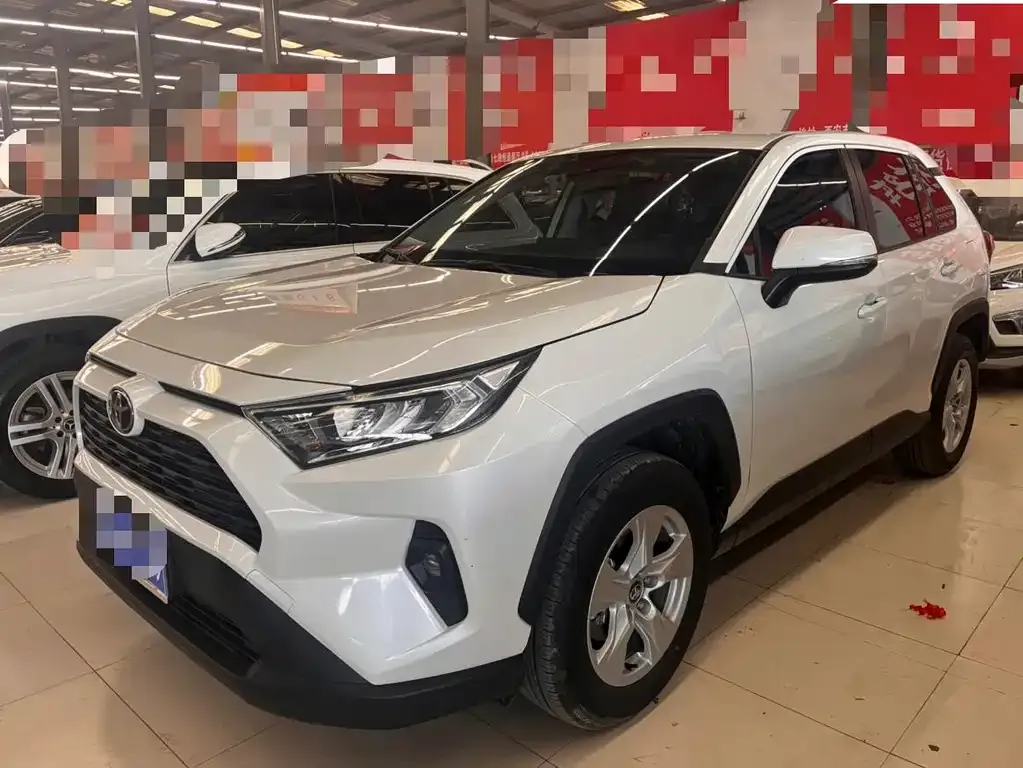 Toyota RAV4 — фото 1