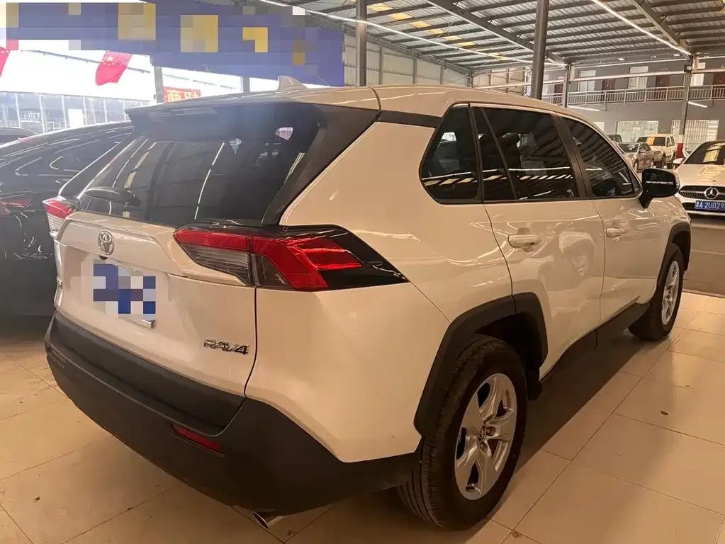 Toyota RAV4 — фото 8