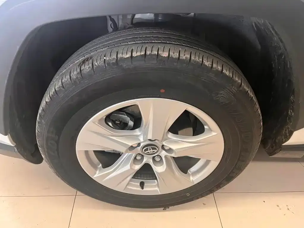 Toyota RAV4 — фото 5