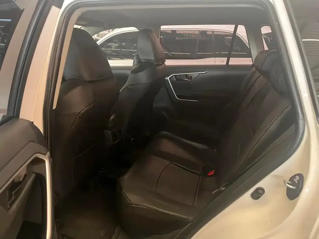 Toyota RAV4 — фото 7