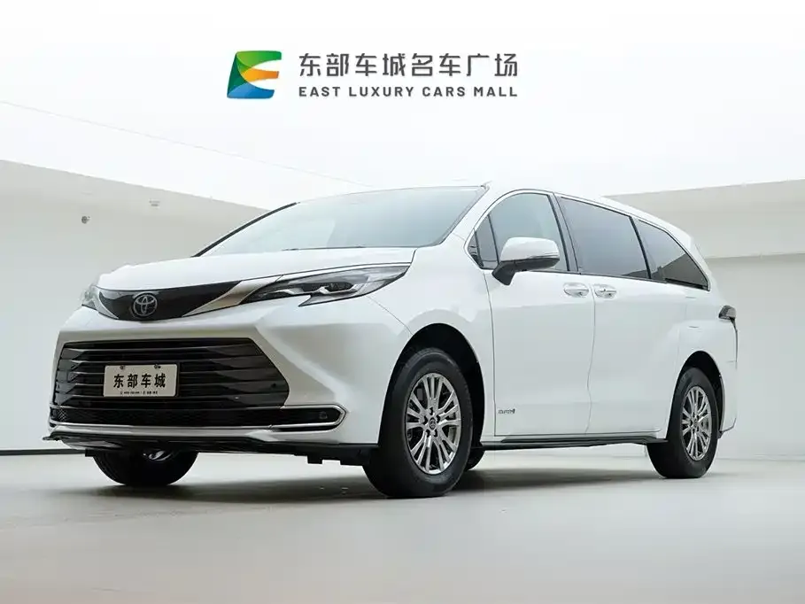 Toyota Sienna — фото 1