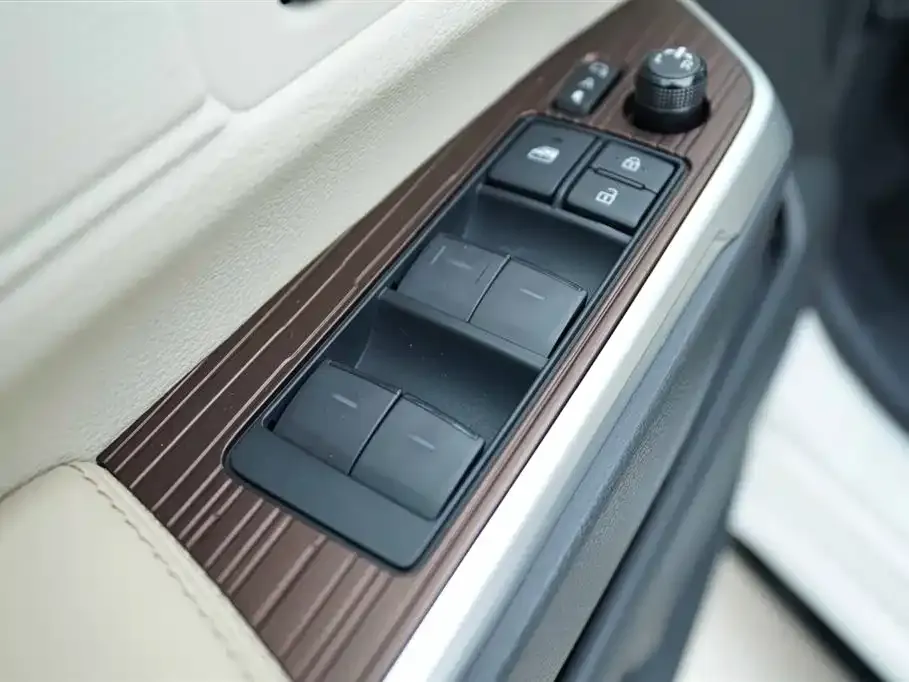 Toyota Sienna — фото 10