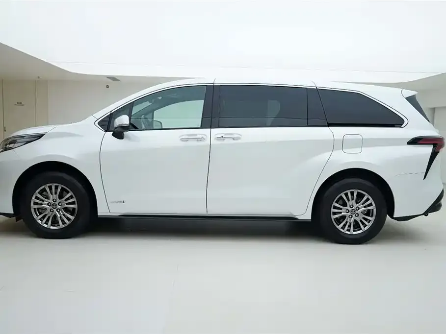Toyota Sienna — фото 2