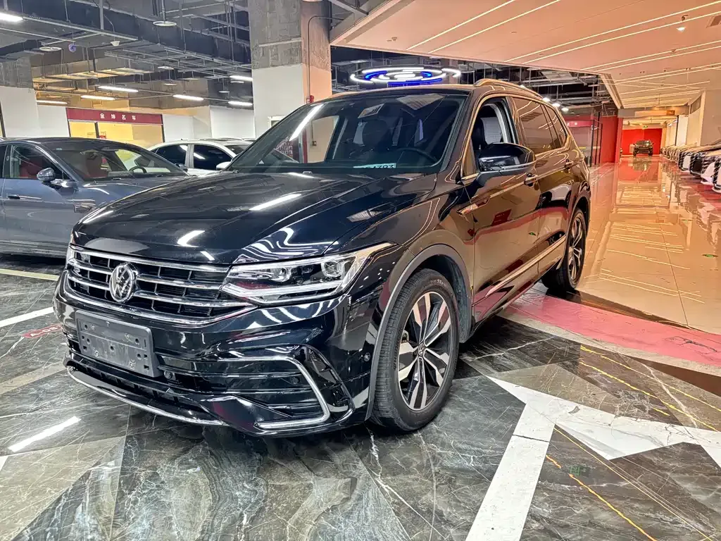 Volkswagen Tiguan L — фото 1