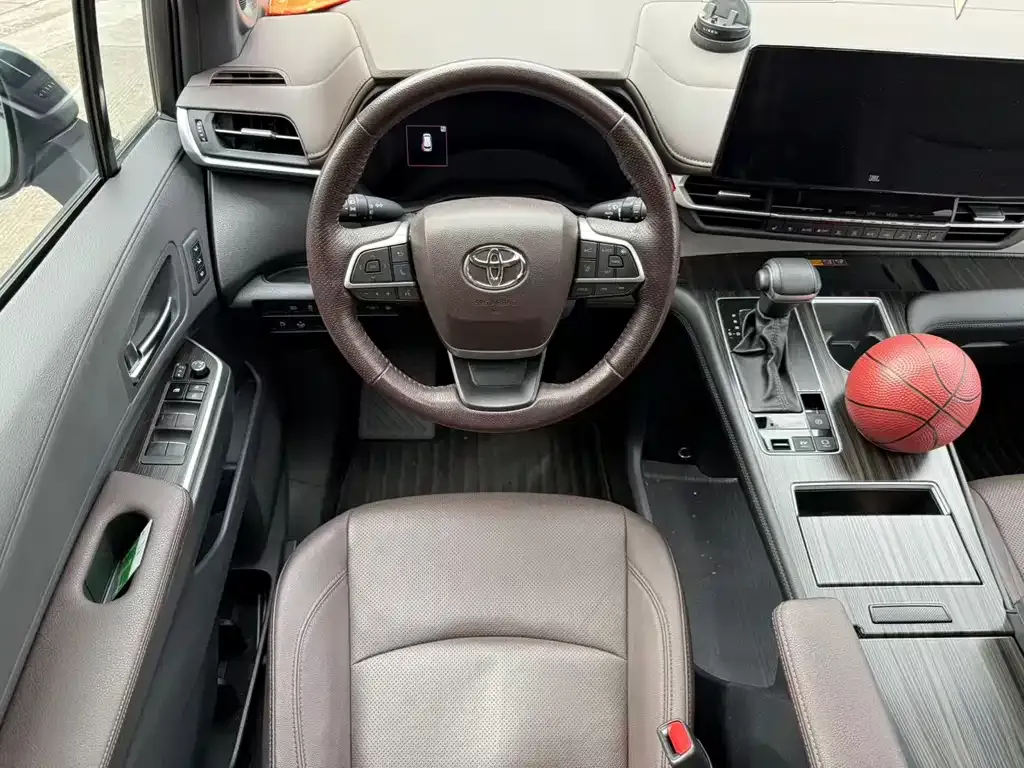 Toyota Granvia 2023 из CN, фото 3