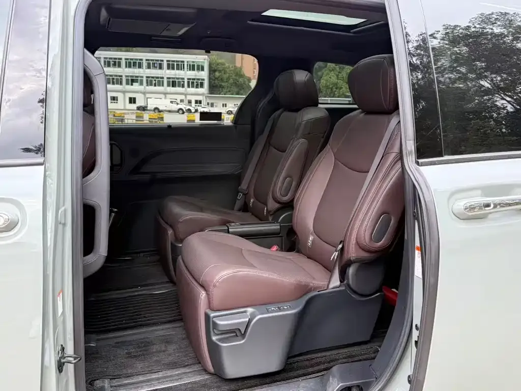Toyota Granvia 2023 из CN, фото 9