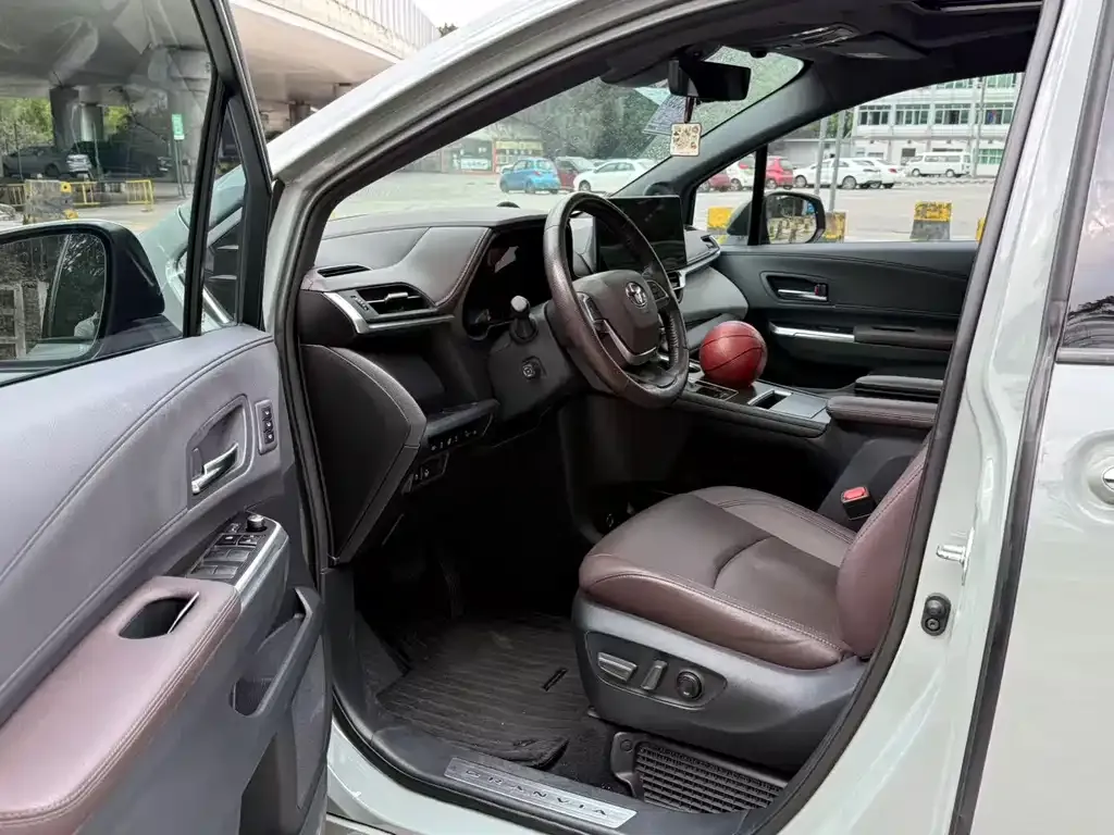 Toyota Granvia 2023 из CN, фото 10