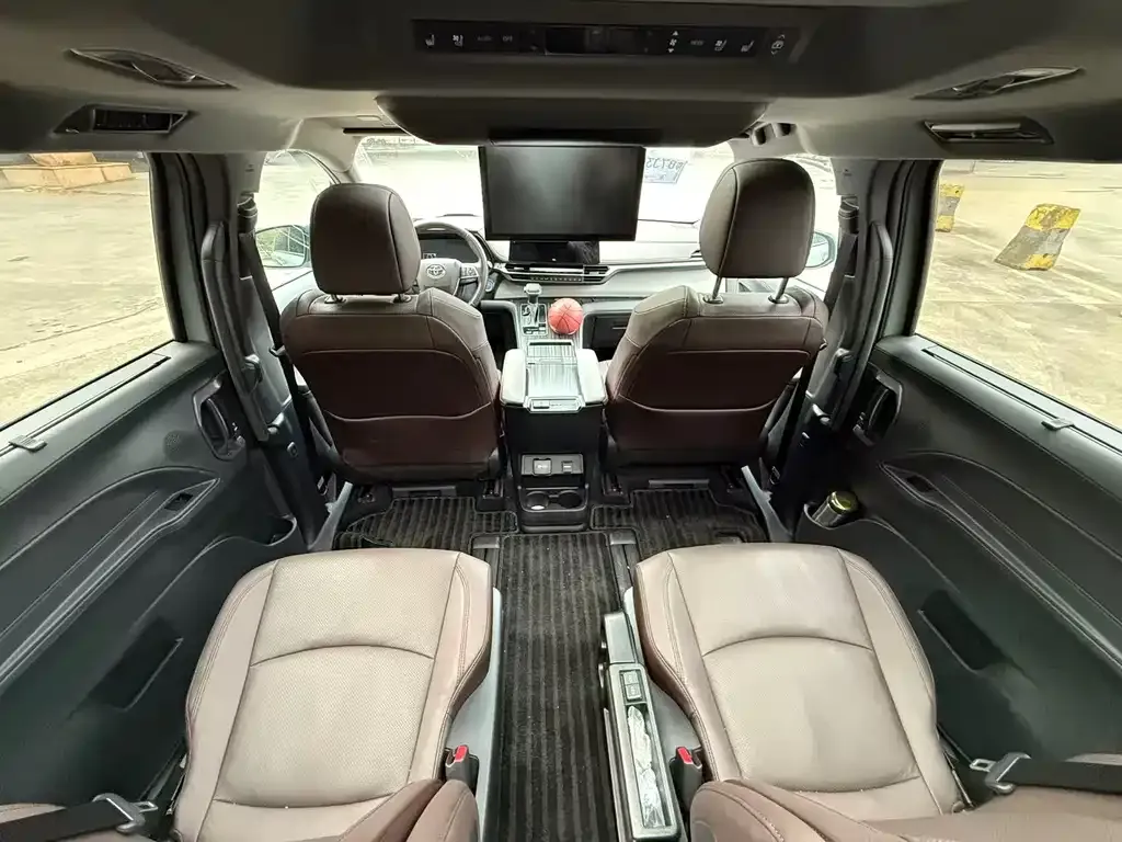 Toyota Granvia 2023 из CN, фото 4