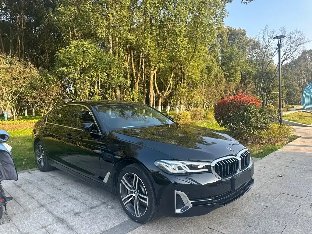 BMW 5 Series — фото 1