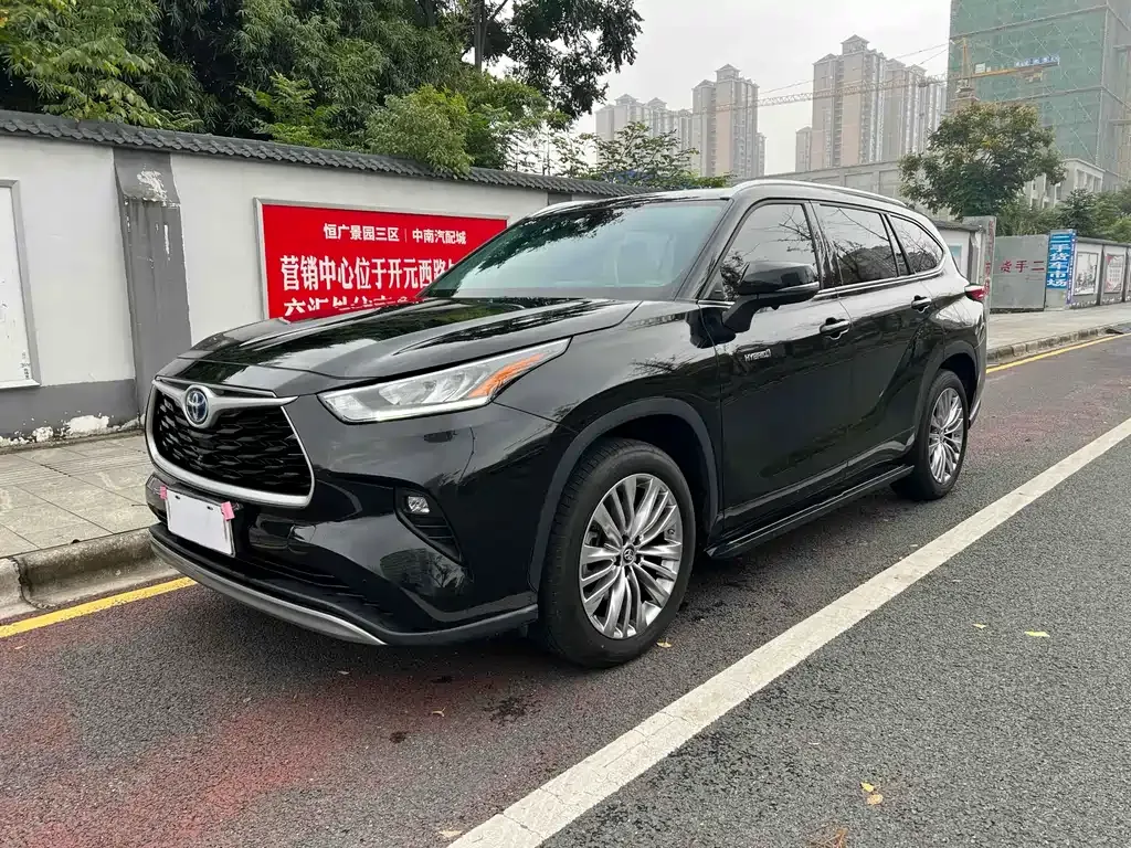 Toyota Highlander — фото 1