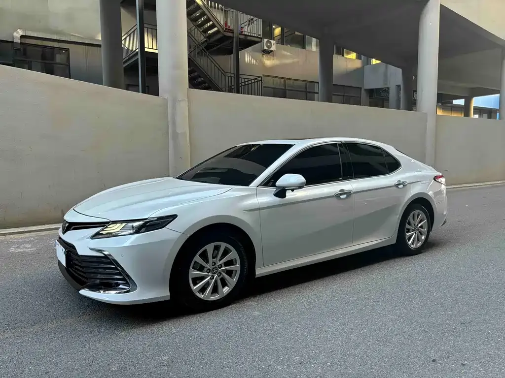 Toyota Camry — фото 1