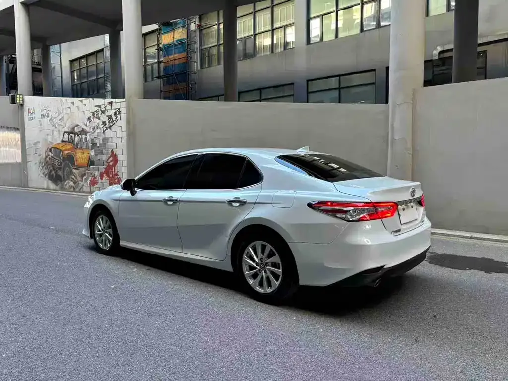 Toyota Camry — фото 2