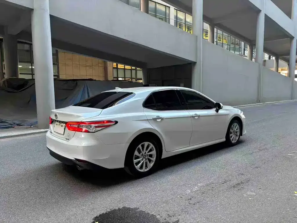 Toyota Camry — фото 5