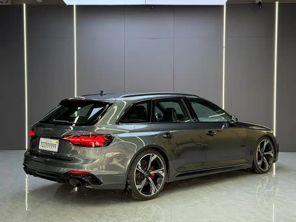 Audi RS 4 — фото 7