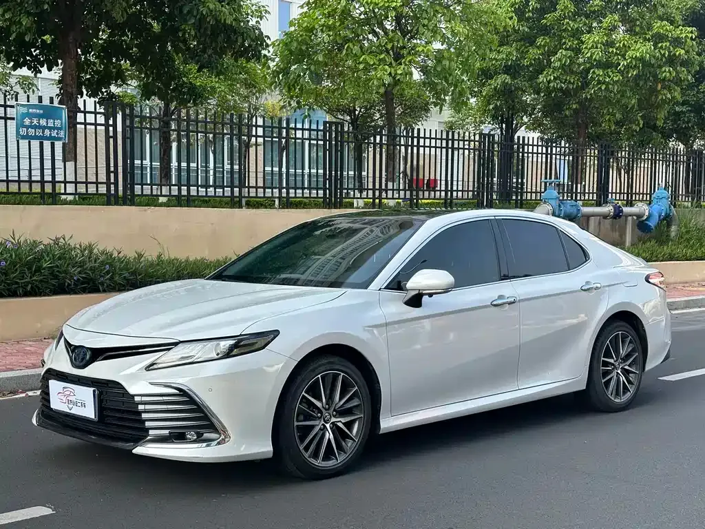 Toyota Camry — фото 1
