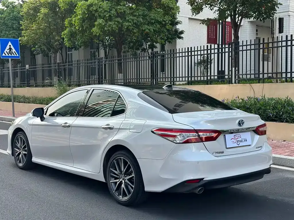 Toyota Camry — фото 10