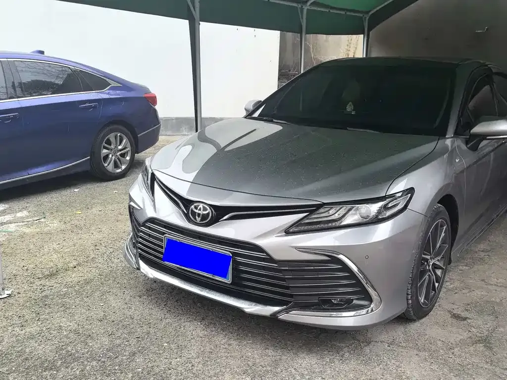 Toyota Camry — фото 1