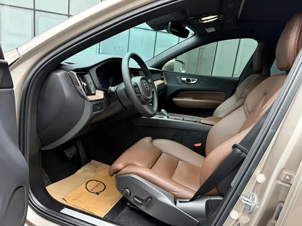 Volvo XC60 — фото 2