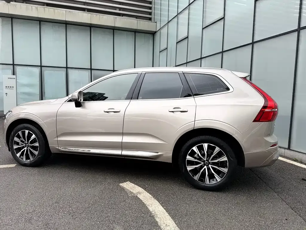 Volvo XC60 — фото 8