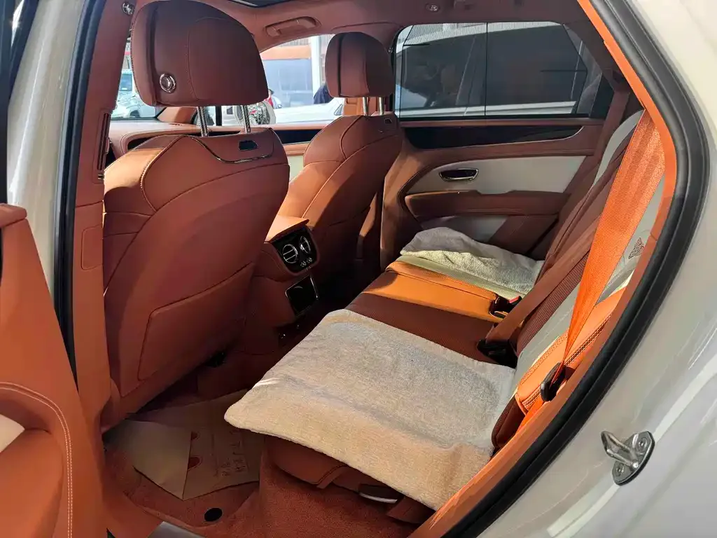 Bentley Bentayga 2023 из CN, фото 3