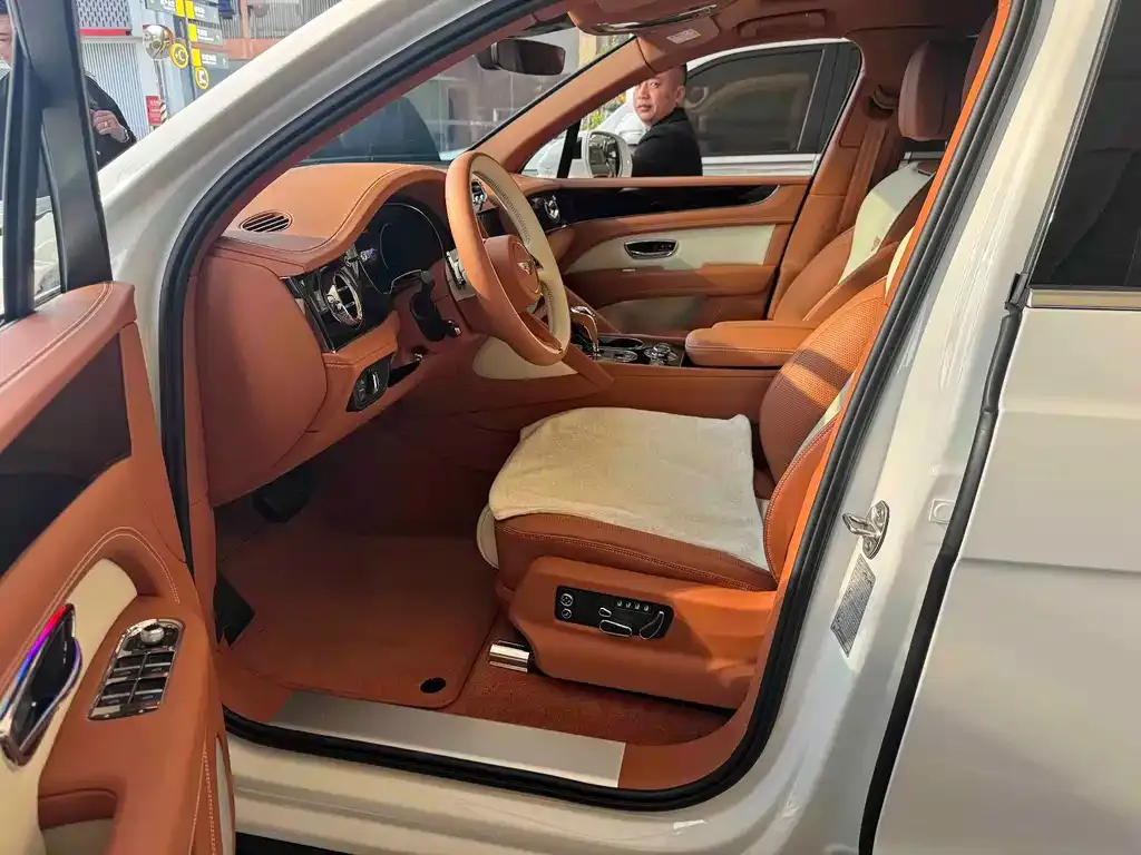Bentley Bentayga 2023 из CN, фото 8