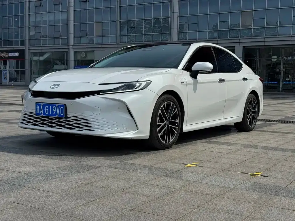 Toyota Camry — фото 1