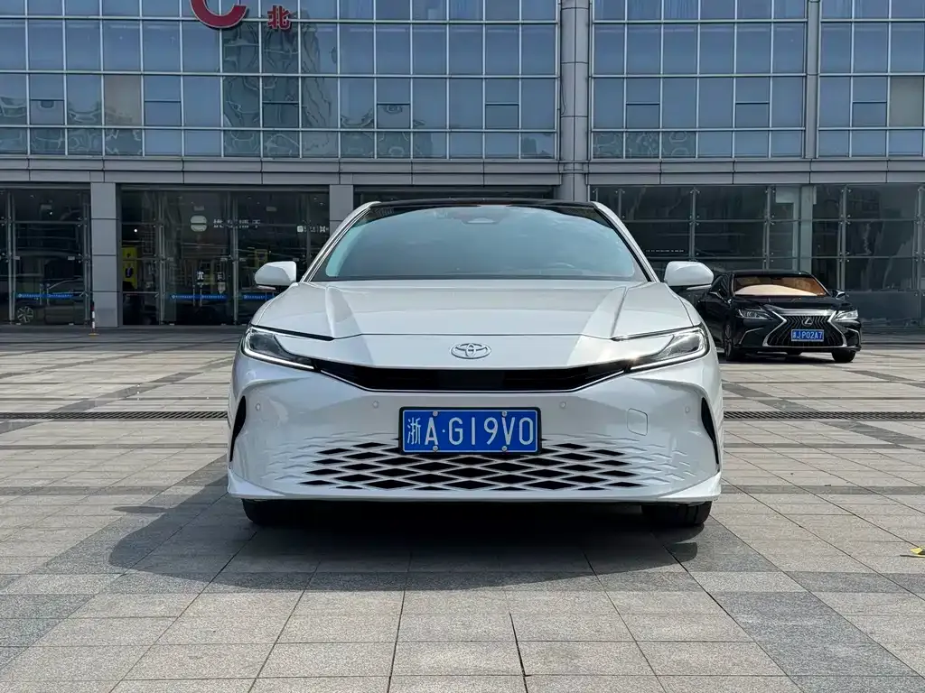 Toyota Camry — фото 5