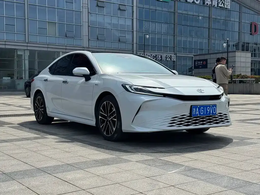 Toyota Camry — фото 9