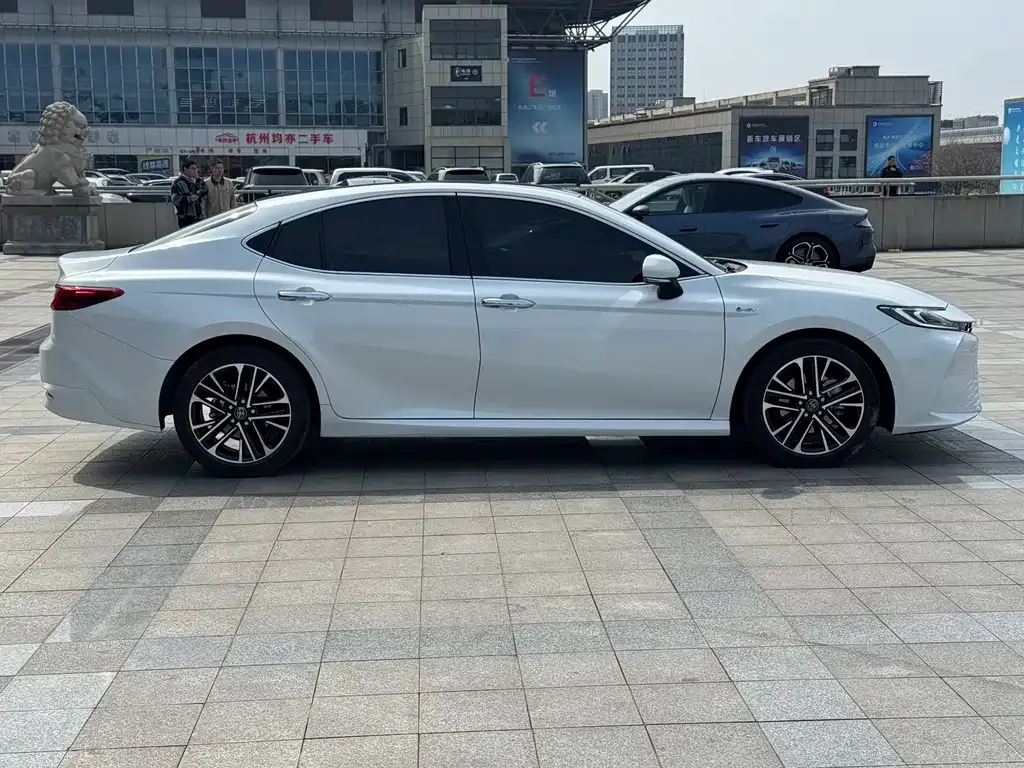 Toyota Camry — фото 10