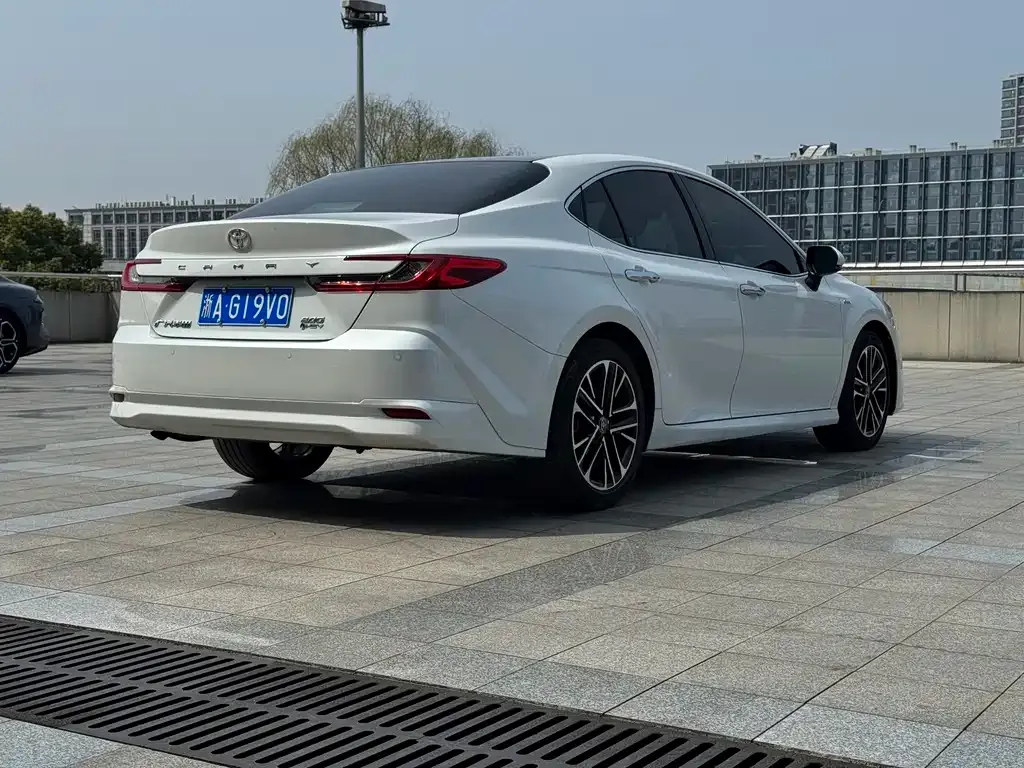 Toyota Camry — фото 8