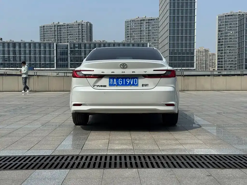 Toyota Camry — фото 6