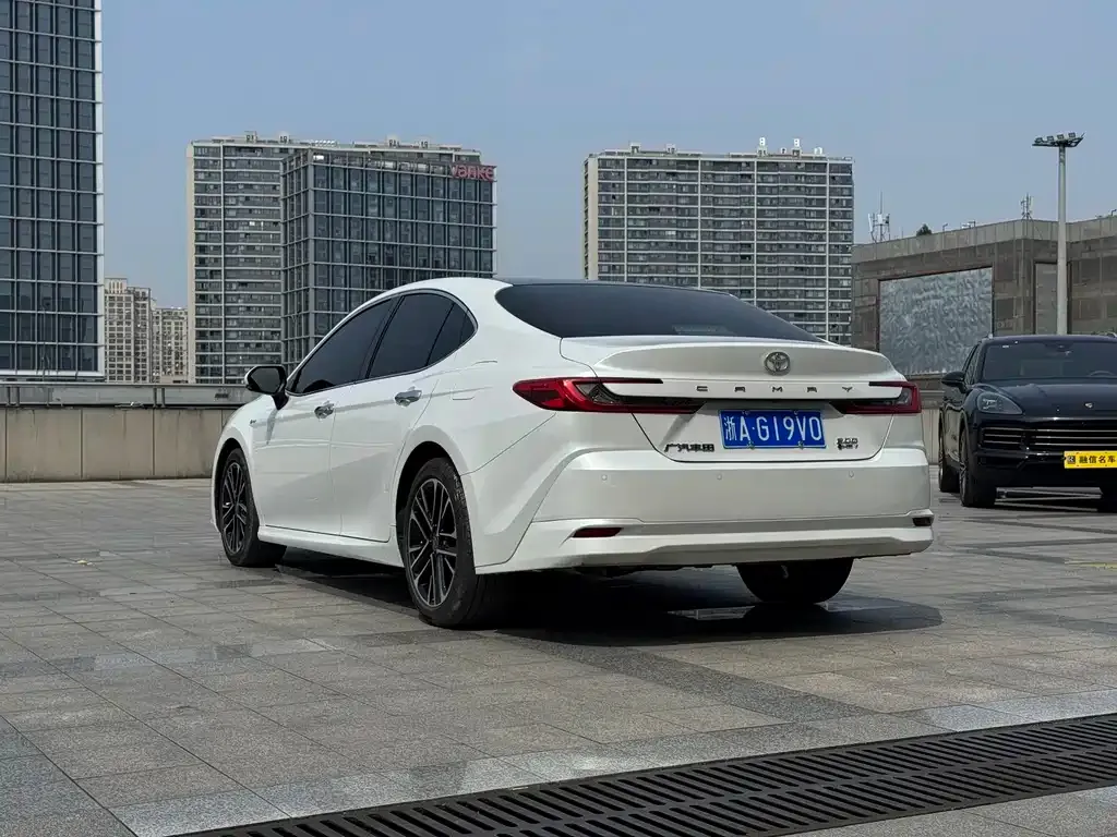 Toyota Camry — фото 2