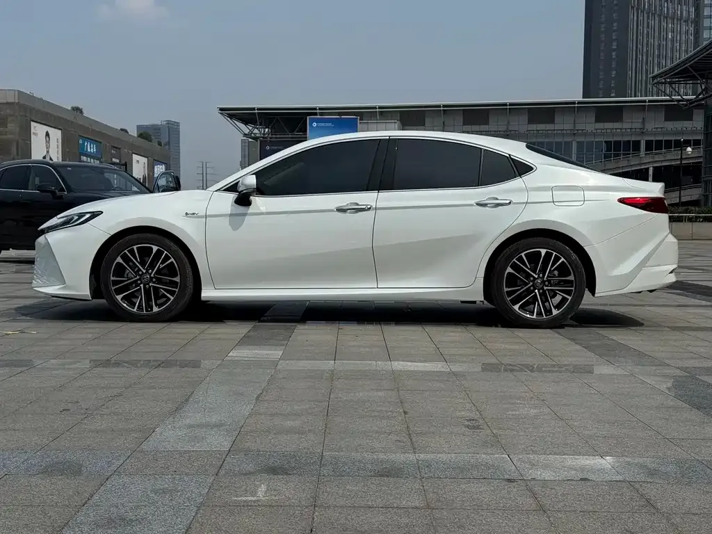 Toyota Camry — фото 3