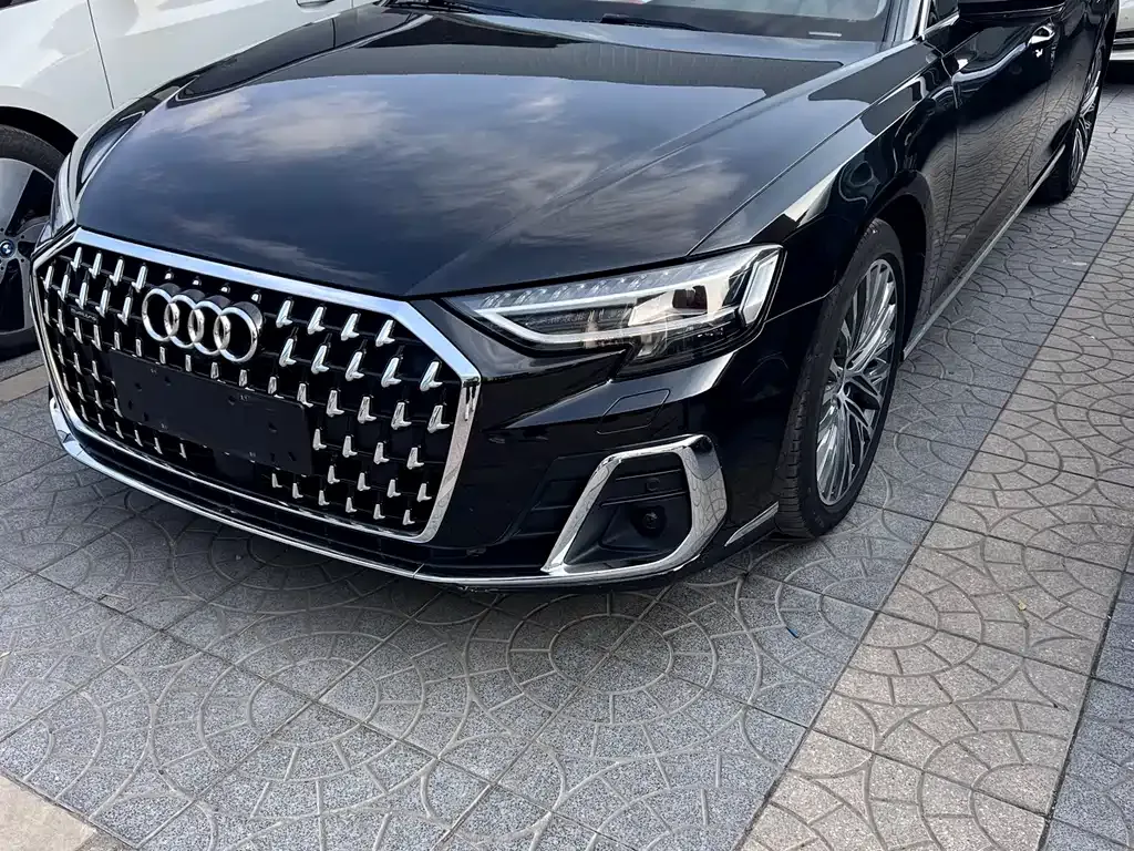 Audi A8 — фото 1