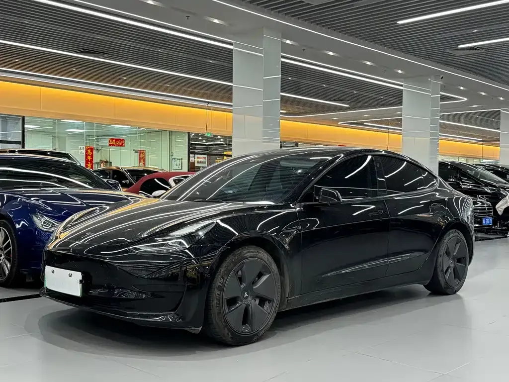 Tesla Model 3 — фото 1