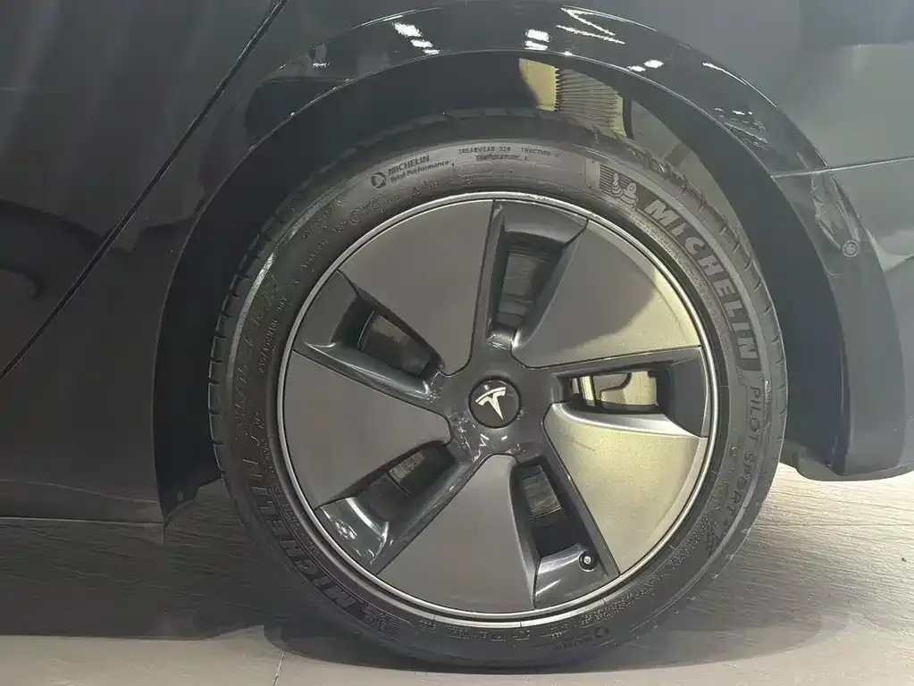 Tesla Model 3 — фото 10